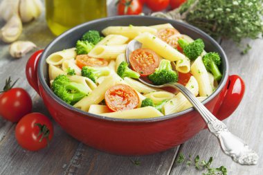 Penne makarna brokoli ve kiraz domates ile