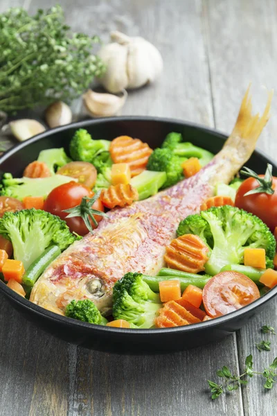 Roasted fish with vegetables — Stock Photo, Image