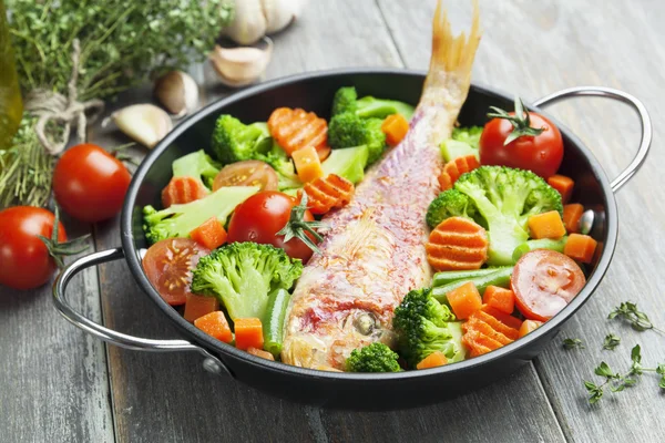 야채와 함께 구운된 생선 — 스톡 사진