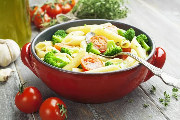 Penne těstoviny s brokolicí a cherry rajčaty — Stock fotografie