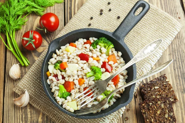 Barley porridge with vegetables — Stock Photo, Image