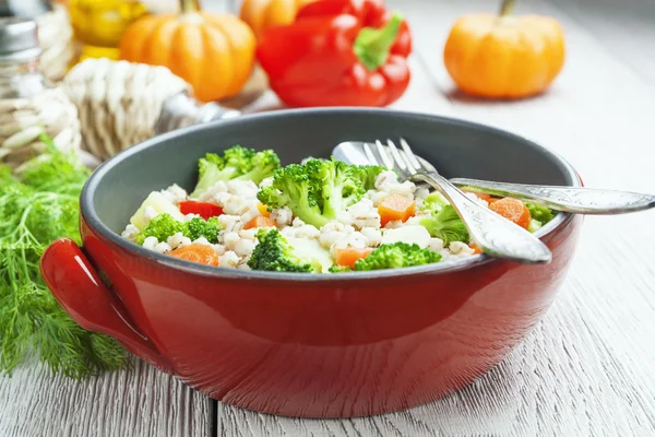 Gachas de cebada con verduras —  Fotos de Stock