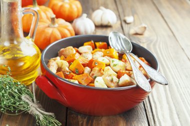 Kabak ile pişmiş tavuk