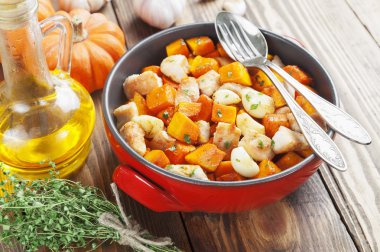 Kabak ile pişmiş tavuk