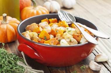 Kabak ile pişmiş tavuk