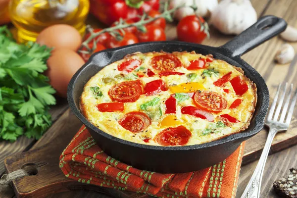 Sebze ve peynir omlet. frittata Telifsiz Stok Fotoğraflar