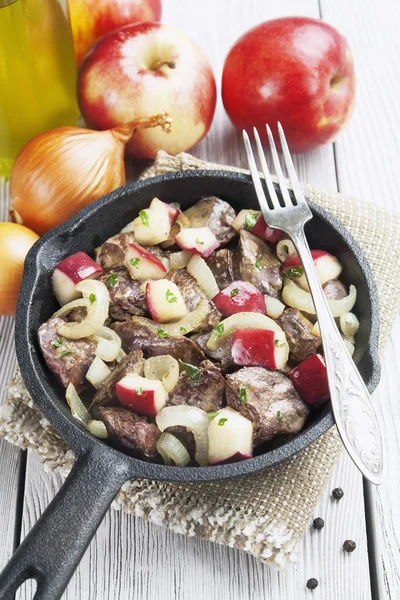 Chicken liver stewed with apples and onion — Stock Photo, Image