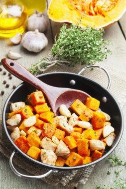 Kabak ile pişmiş tavuk