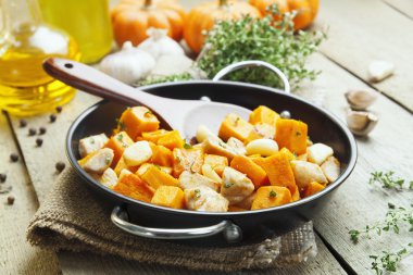 Kabak ile pişmiş tavuk