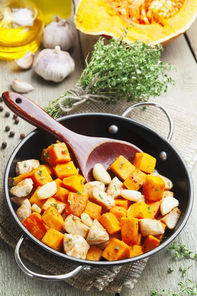 Kabak ile pişmiş tavuk