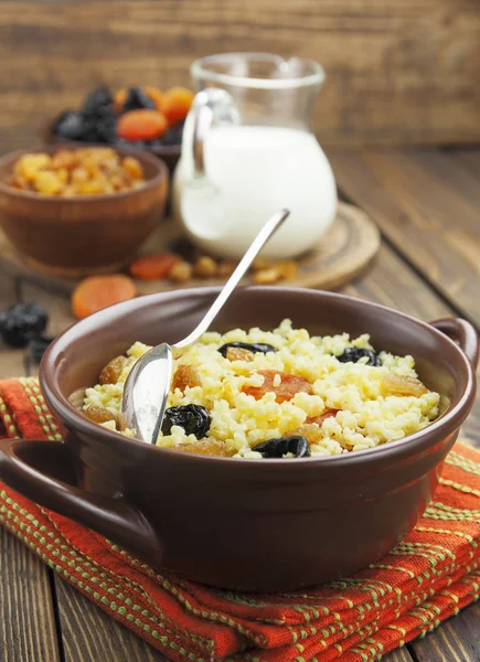 Gachas de mijo con frutos secos — Foto de Stock