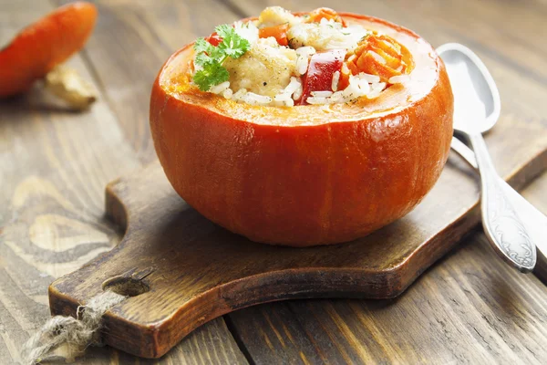 Chicken with rice and vegetables baked in the pumpkin — Stock Photo, Image