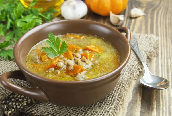 Чечевичный суп с тыквой — стоковое фото