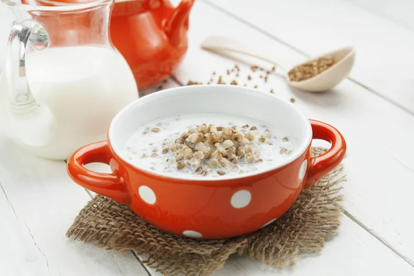 Buchweizenbrei mit Milch — Stockfoto