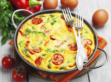 sebze ve peynir omlet. frittata