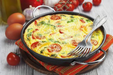 sebze ve peynir omlet. frittata