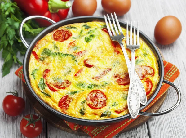 Omlett, sajttal és zöldséggel. Frittata — Stock Fotó