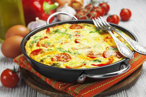 Omelett mit Gemüse und Käse. Frittata — Stockfoto