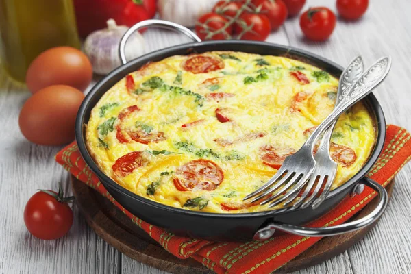Omelett mit Gemüse und Käse. Frittata — Stockfoto