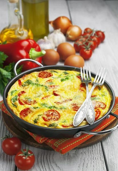 Omlett, sajttal és zöldséggel. Frittata — Stock Fotó