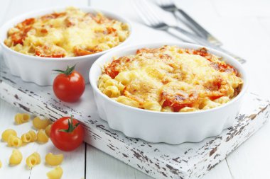 pişmiş domates ve peynirli makarna