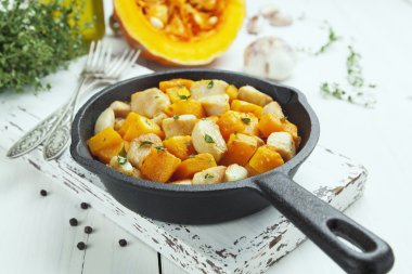 Kabak ile pişmiş tavuk