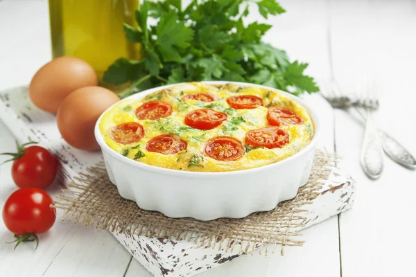 Omelete com legumes e queijo. Frittata — Fotografia de Stock