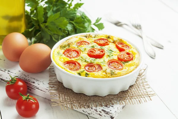 Omeleta se zeleninou a sýrem. Frittata — Stock fotografie