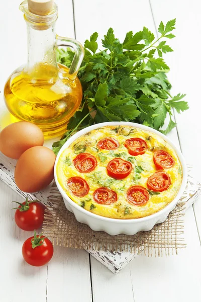 Omelett mit Gemüse und Käse. Frittata — Stockfoto