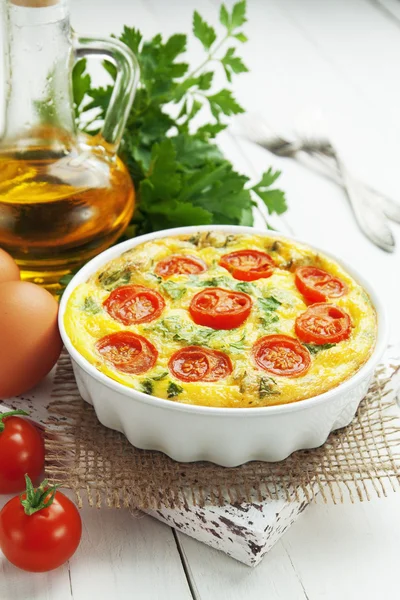 Omlett, sajttal és zöldséggel. Frittata — Stock Fotó