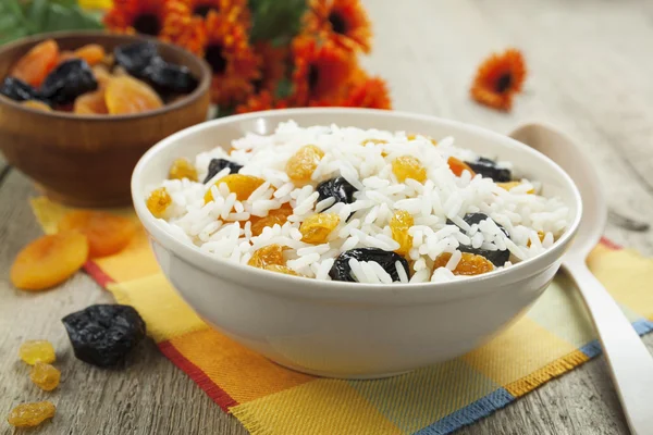 kurutulmuş meyve ile pirinç 