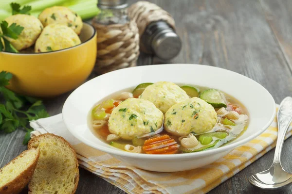 Sopa de primavera con albóndigas de pavo — Foto de Stock