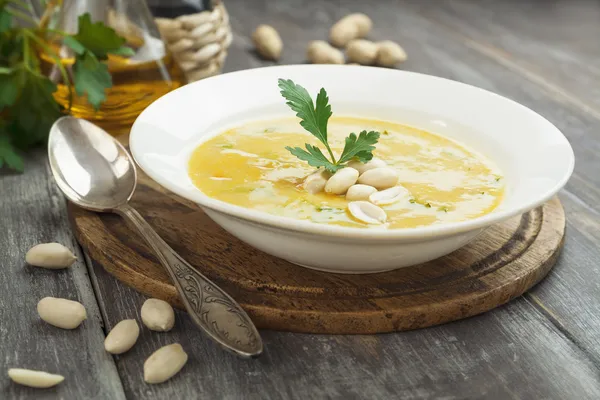 Sopa de grão de bico com amendoim e ervas — Fotografia de Stock