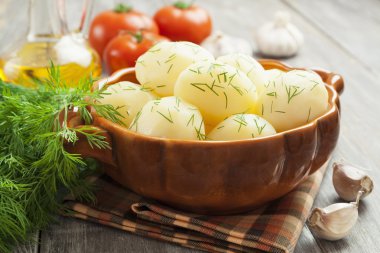 taze dereotu ile haşlanmış patates