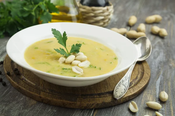 Sopa de grão de bico com amendoim e ervas — Fotografia de Stock