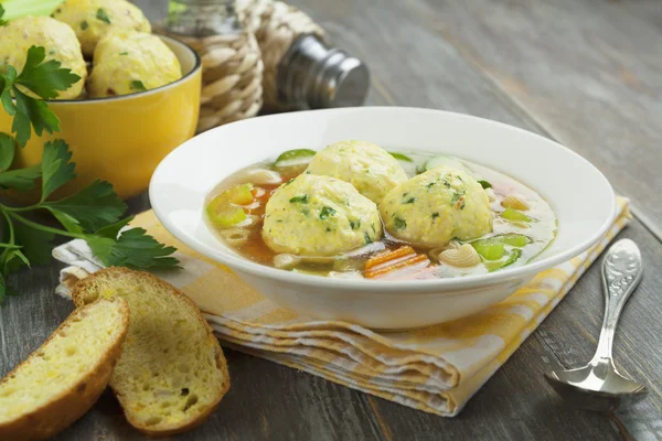 Sopa de primavera con albóndigas de pavo — Foto de Stock