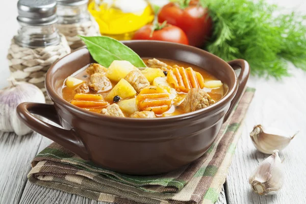 Carne con patatas y zanahorias en el bowl —  Fotos de Stock