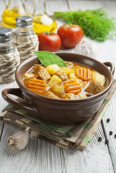 Carne com batatas e cenouras na tigela — Fotografia de Stock