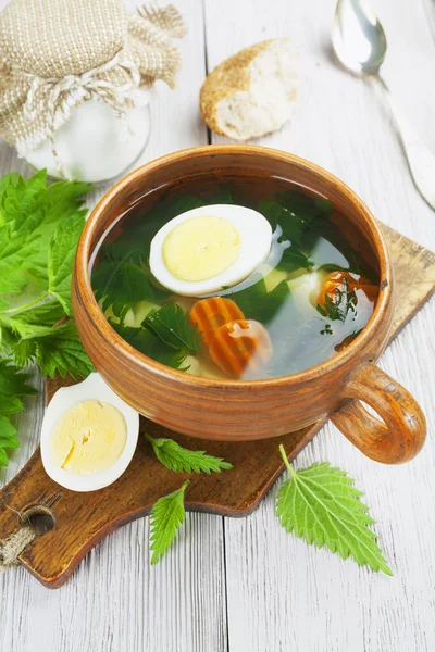 Kopřivy polévka s vejcem — Stock fotografie