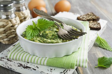 nettles içinde seramik kap omlet