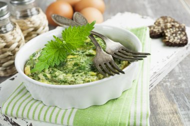 nettles içinde seramik kap omlet