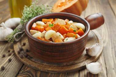 Kabak ile pişmiş tavuk