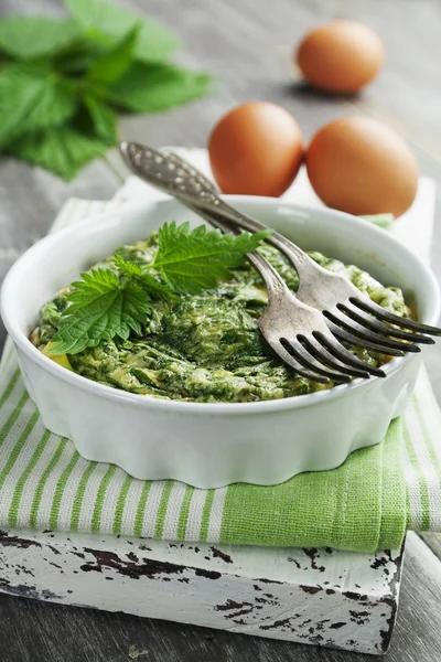 Omelette avec orties dans le pot en céramique — Photo