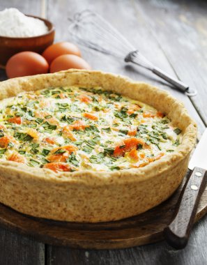 Balık ve nettles ile kiş pasta