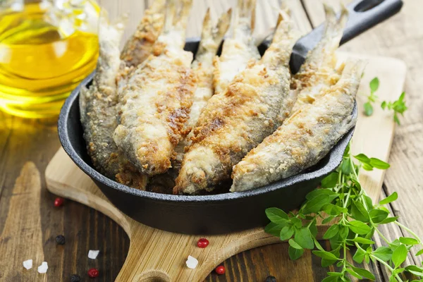 Pesce fritto in padella — Foto Stock