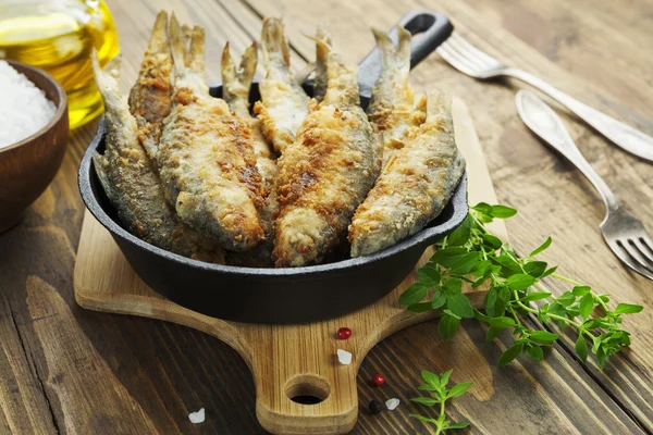 Pesce fritto in padella — Foto Stock