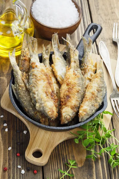 Peşte prăjit într-o tigaie — Fotografie, imagine de stoc