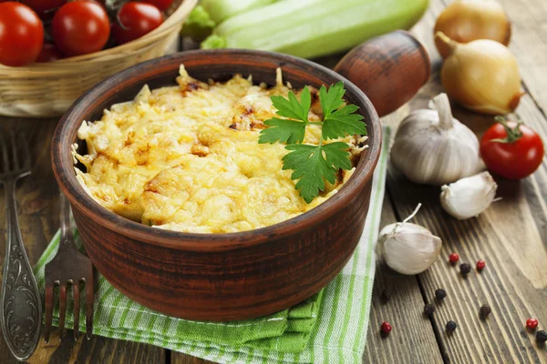 Courgettes assados com tomate e queijo — Fotografia de Stock