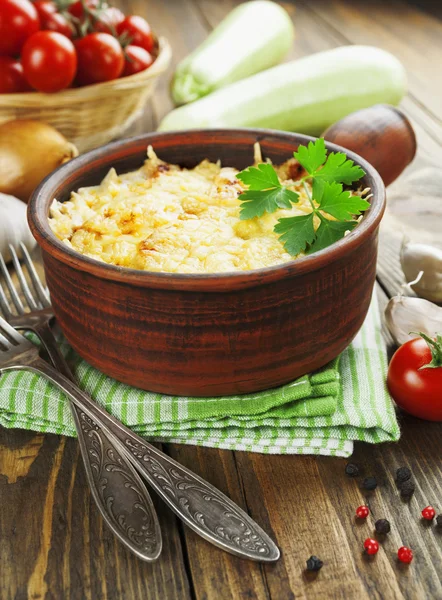 Courgettes assados com tomate e queijo — Fotografia de Stock