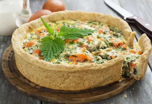 Torta de Quiche com peixe e urtigas — Fotografia de Stock